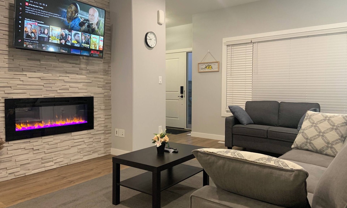 Regina House | Luxurious 3 BR Villa with free parking - King Bed