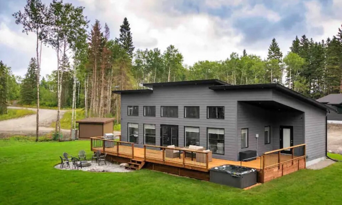 Strathclair Cabin | Luxurious 3 BR w/hot tub. Mins to Clear Lake!