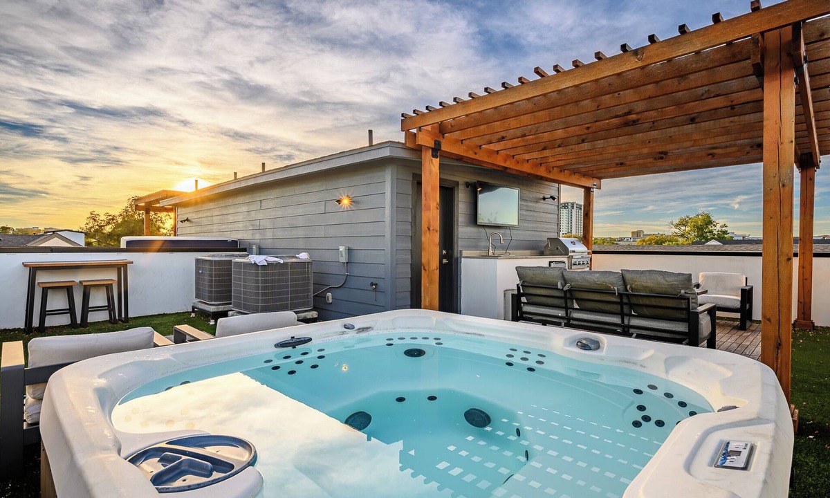 Old East Dallas Apartment | Luxurious 3BR~HotTub~Skyline Views~Old East Dallas