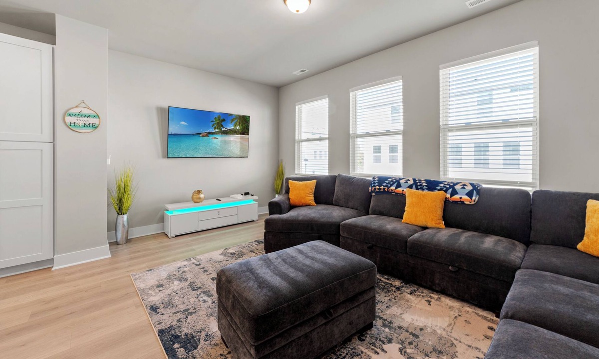 Sheffield Park House | Luxurious 3BR Townhome King Bed 10 mins to Uptown