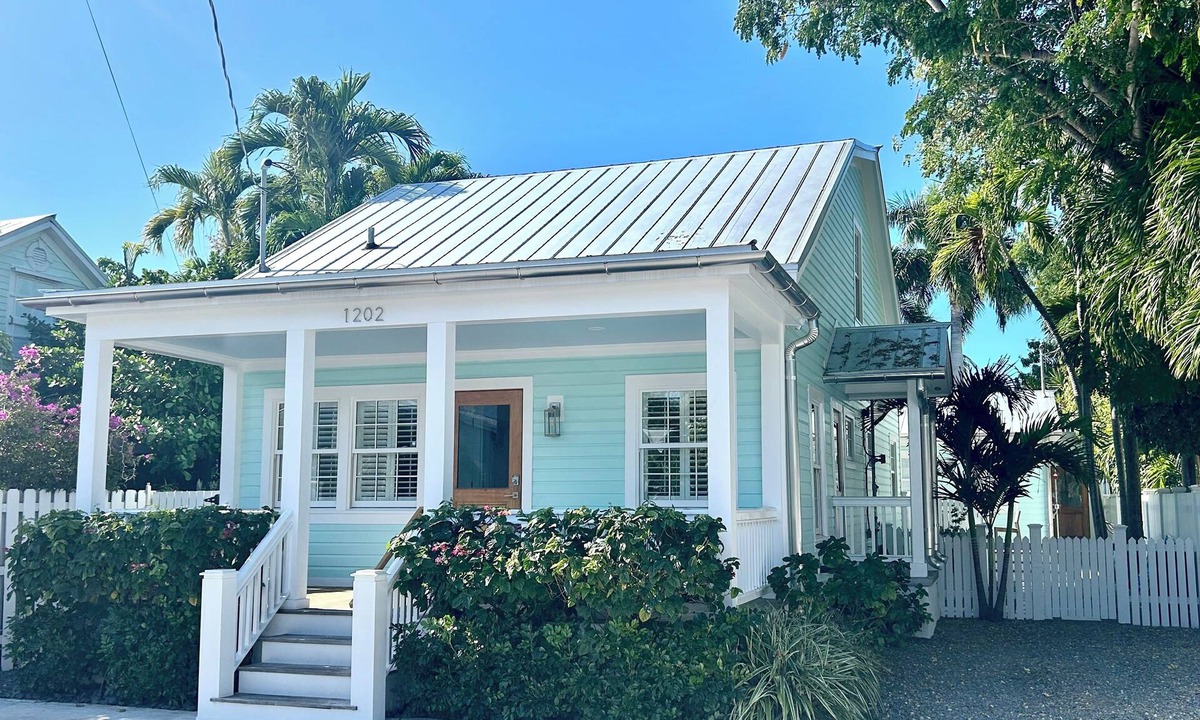 Old Town House | -LUXURIOUS 4 Bd, 3.5 Bth off DUVAL-OLD TOWN-Modern, Pool/hot tub-Separate Studio