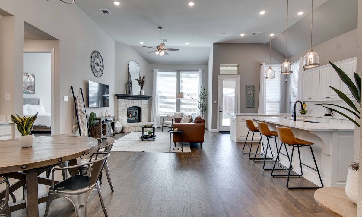 Tarrant County House | Luxurious 4-bedroom house with media room in charming Haslet