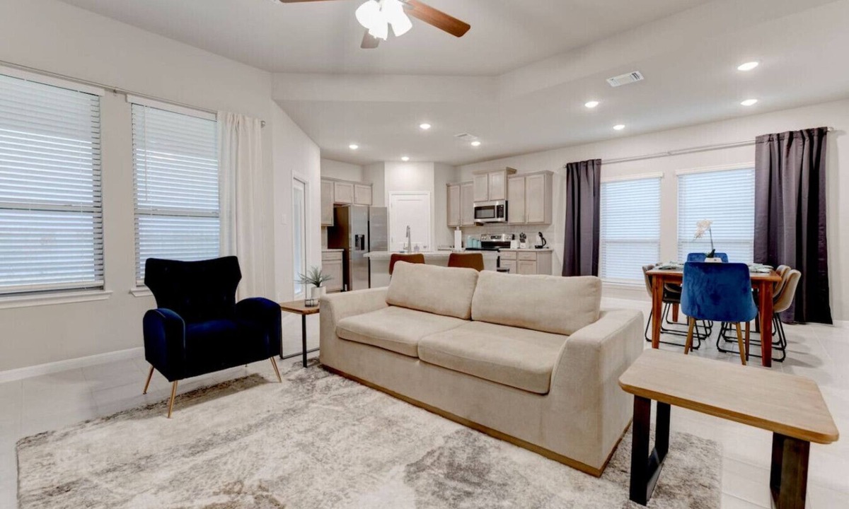 Leon Junction Apartment | Luxurious 4-Bedroom House