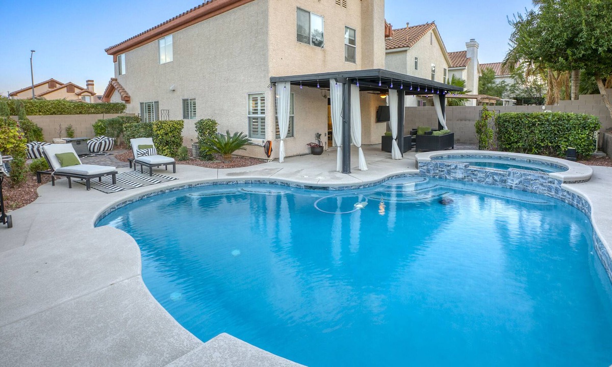 Summerlin House | Luxurious 4 Bedroom Villa With a Pool