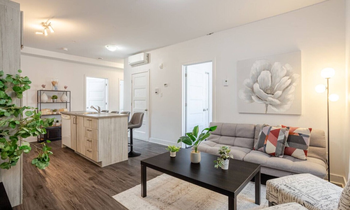 Pointe-Saint-Charles Apartment | Luxurious 4 BR Suite in Griffintown