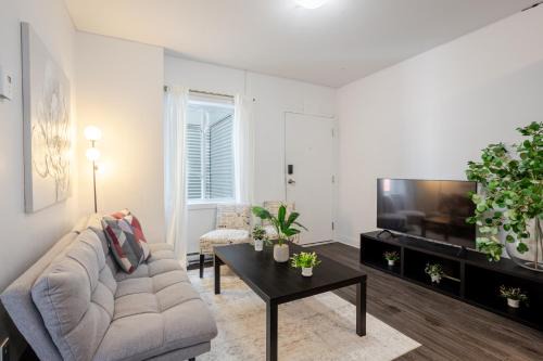 Griffintown Apartment | Luxurious 4 BR Suite in Griffintown