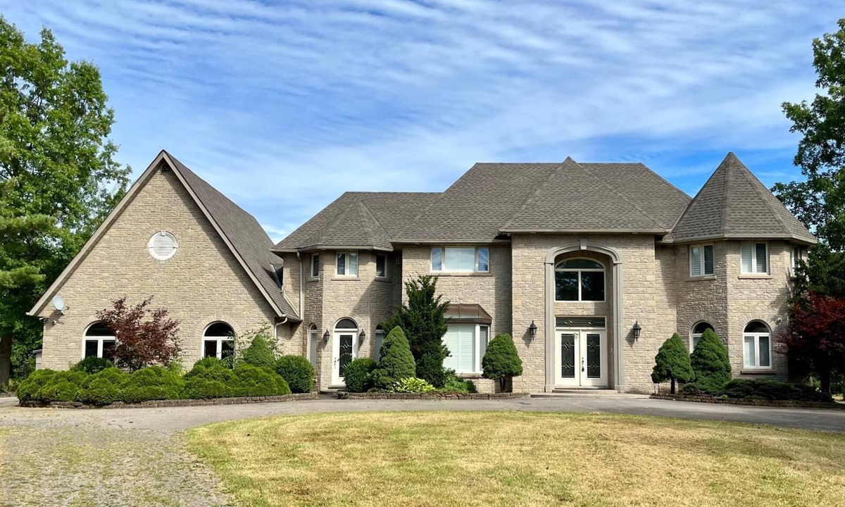 Welland Villa | Luxurious 5-acre estate is only 15 minutes from the majestic Niagara Falls