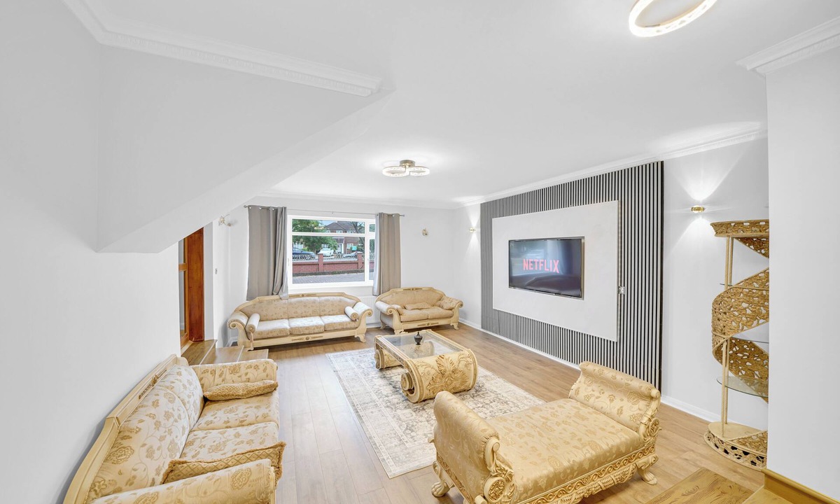 Harrow House | Luxurious 5 BED | 10 mins from Wembley | 4 Bath | Gym | Jacuzzi