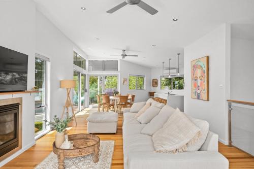 Avoca Beach House | Luxurious 5-Bed Home by Avoca Beach