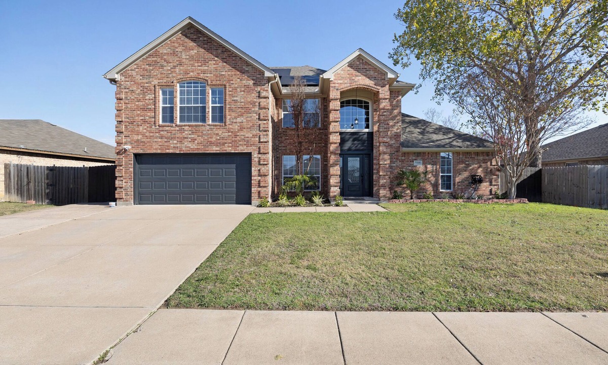 Burleson House | Luxurious 5-Bedroom Oasis with Pool in Fort Worth