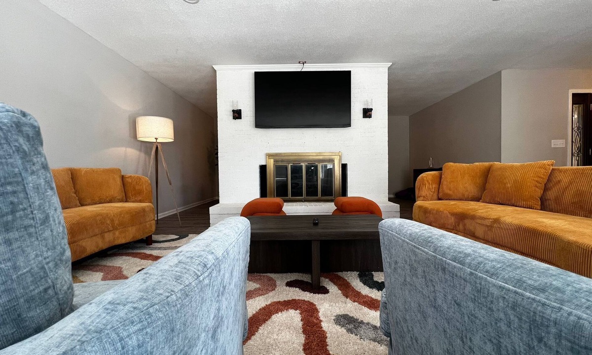 Columbus House | Luxurious 5BDR Home: Playset, Games & Pool Table
