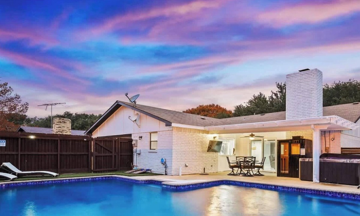The Colony House | Luxurious 5BR/2B Home with Pool, Grill, Sauna & Game Room