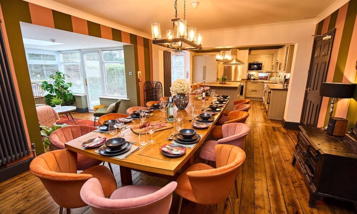 New Forest District Apartment | Luxurious 7BR 6BA; Elegant Living Spaces, Fire Pit