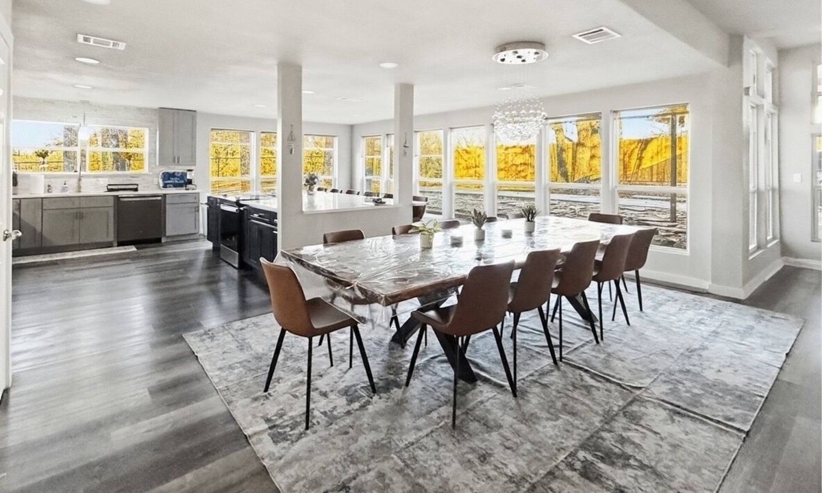 Gordonville House | Luxurious and spacious house built for entertainment 5 min walk to lake!