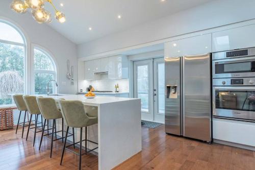 Burlington Villa | Luxurious and Spacious 4BR Home Near Downtown