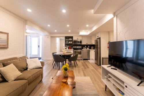 Sheridan Apartment | Luxurious and Spacious Apartment with 2 bedrooms and 2 Baths