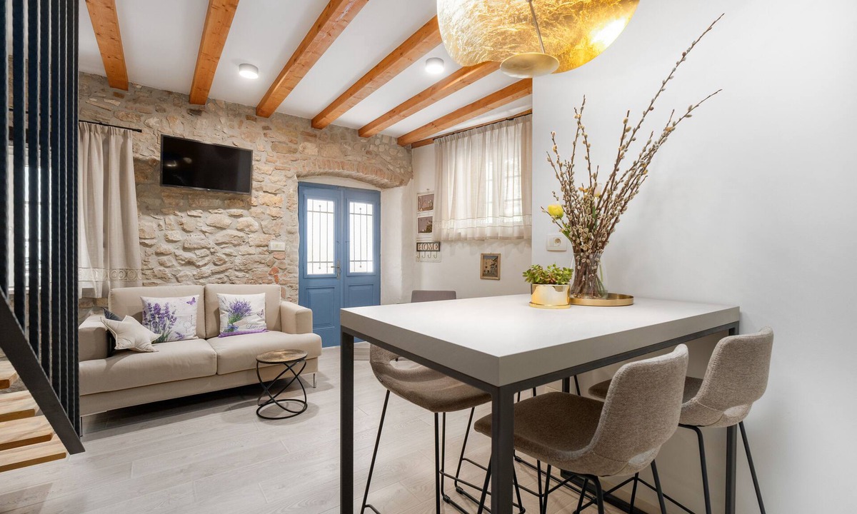 City Center Apartment | Luxurious apartment, old town, 4 persons,only 150m from the beach,with sea view.