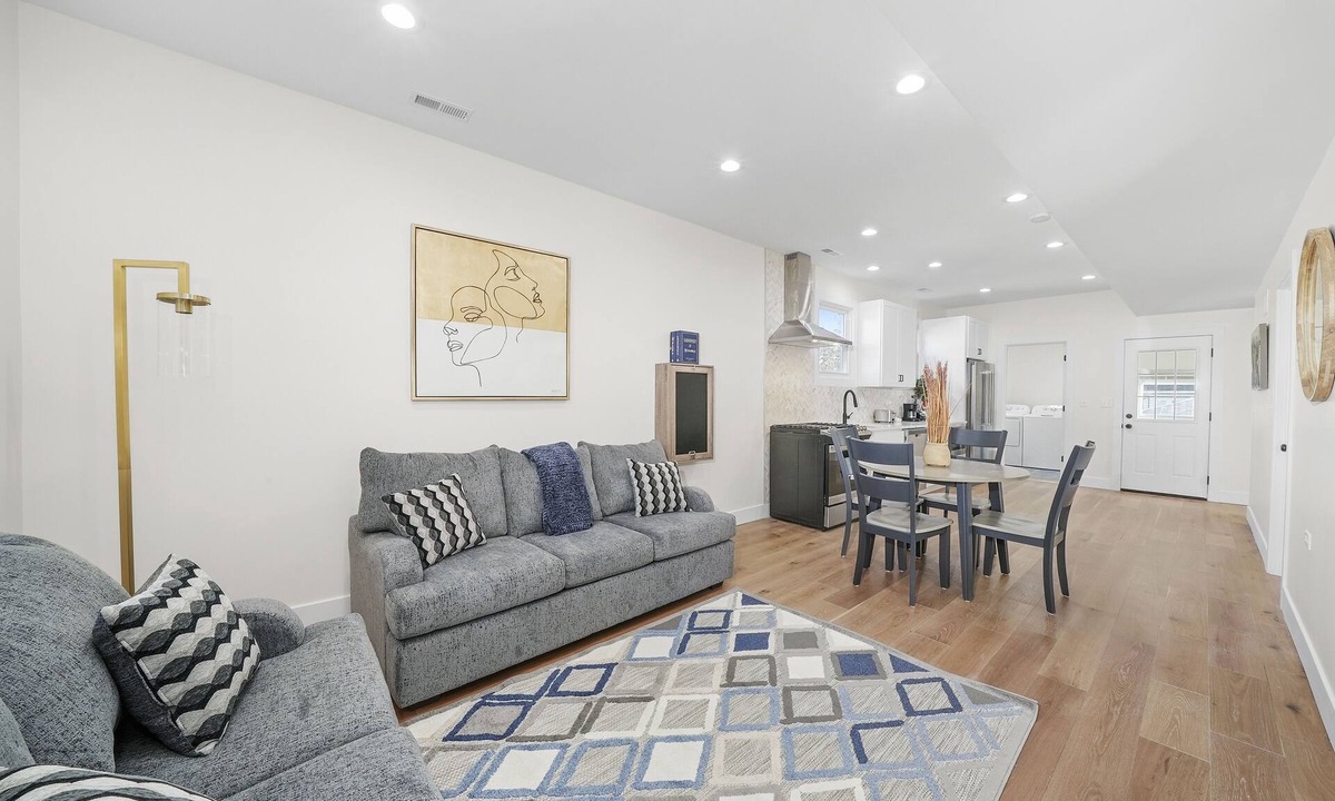 Forest Park House | Luxurious apartment in great central location!