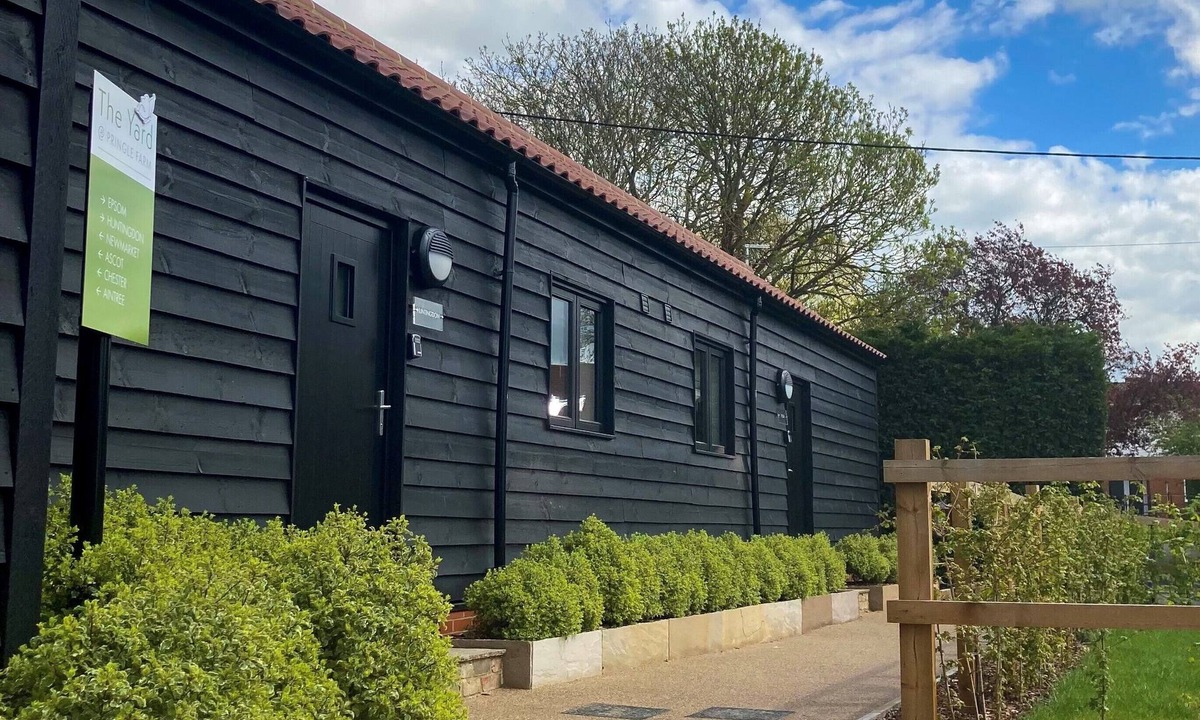 Little Stukeley Cottage | Luxurious barn with kitchen and private terrace