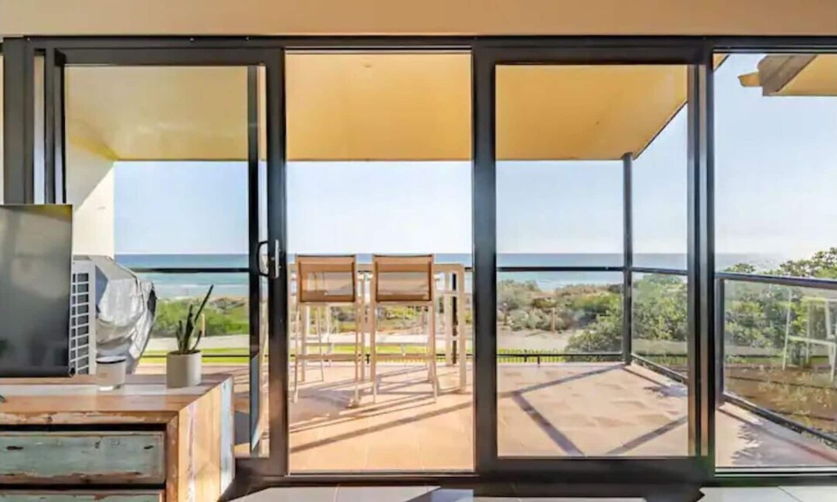 West Lakes Shore Apartment | Luxurious beachfront, panoramic views