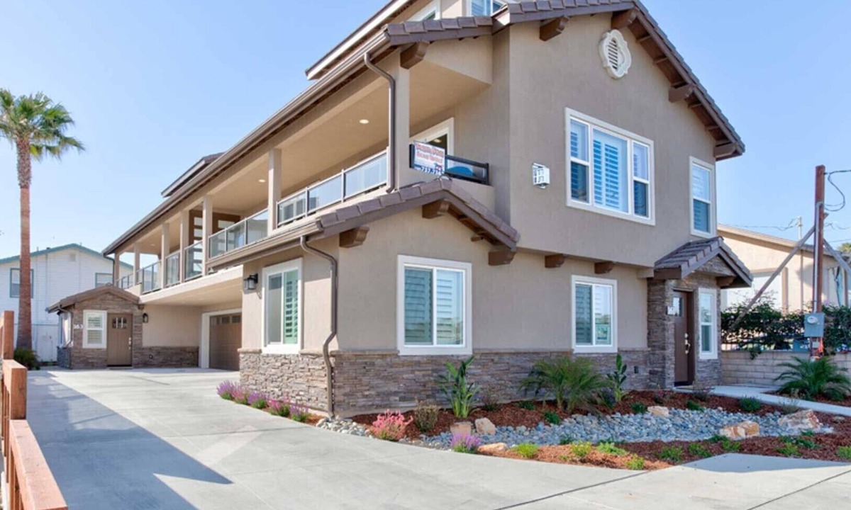 Downtown Condo | Luxurious Beach Side Condo with Ocean Views- Can Accommodate Large Groups!