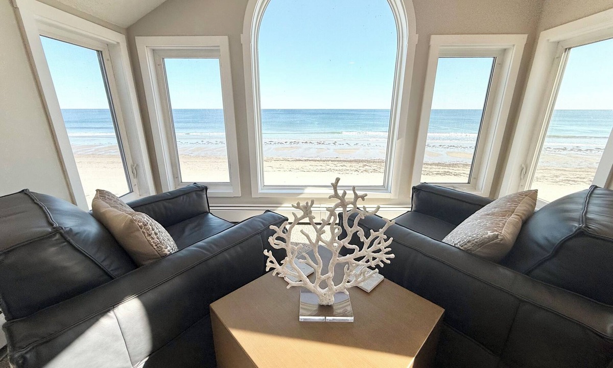 Fortunes Rocks Cottage | Luxurious Beachfront New England Cottage