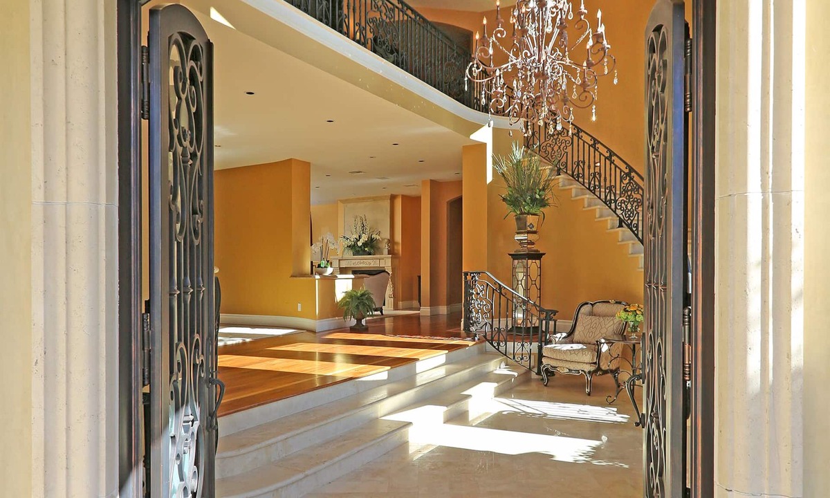Beverly Glen House | Luxurious Beverly Hills Residence W/Heated Pool, Jacuzzi & BBQ Center