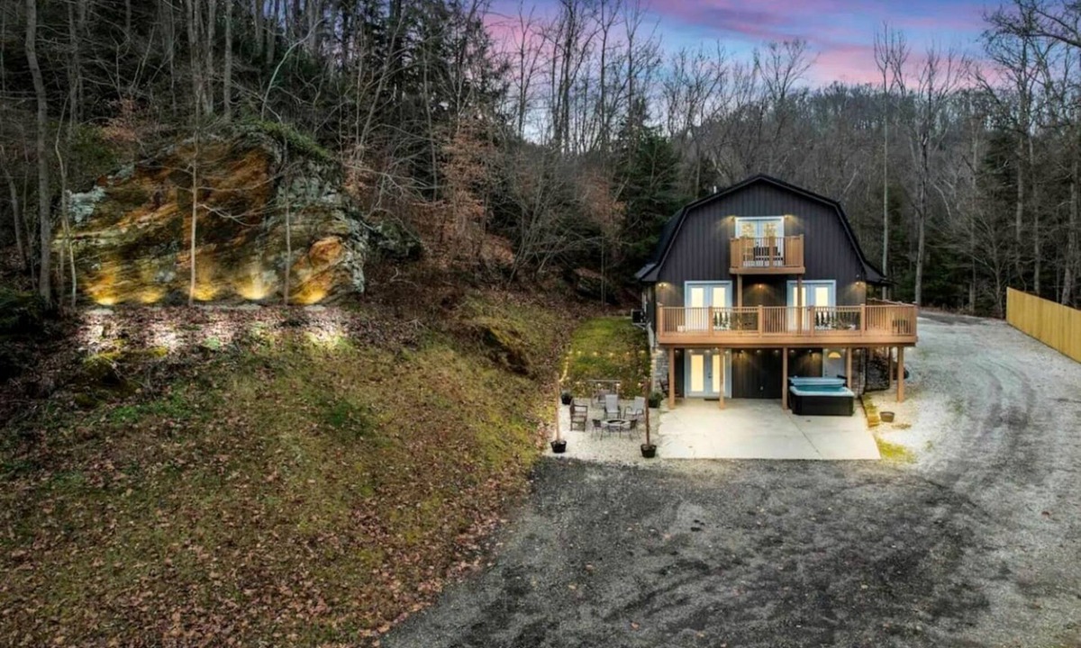 Sugar Grove Cabin | Luxurious Cabin Retreat with Pickleball Court & Hot Tub near Hocking Hills, Sugar Grove OH