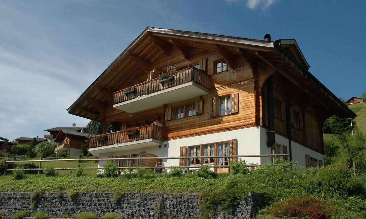 Ruedisbach Ski Chalet | Luxurious Chalet in Habkern with Private Garden