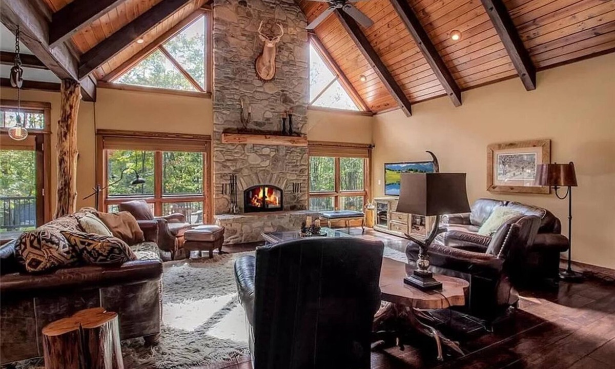 Ellicottville Cabin | Luxurious Chalet! Hot-tub, Bonfire & A+ Location for Skiing/Town
