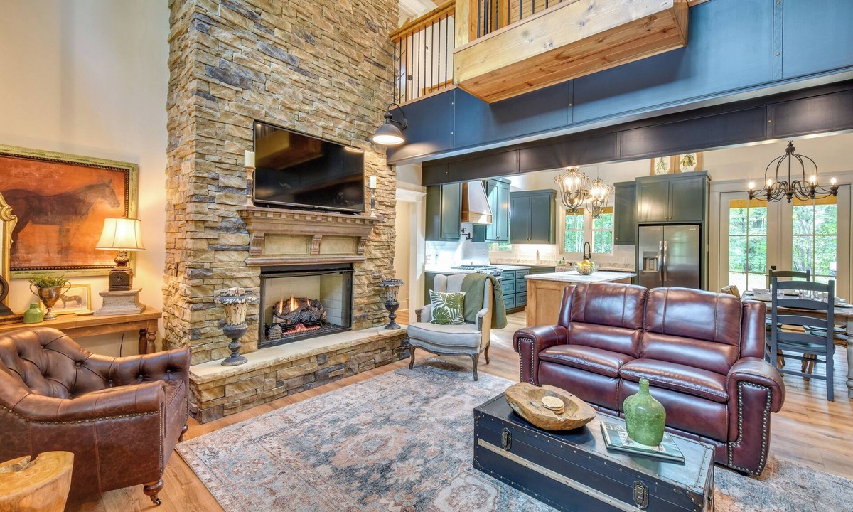 Clarkesville Cabin | Luxurious Clarkesville Cabin w/Decks & Fire Pit