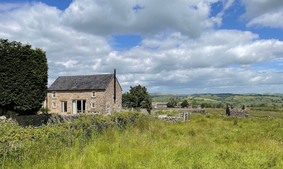 Longnor House | Luxurious Converted Barn with Stunning Views, Log Burner & Roll Top Bath