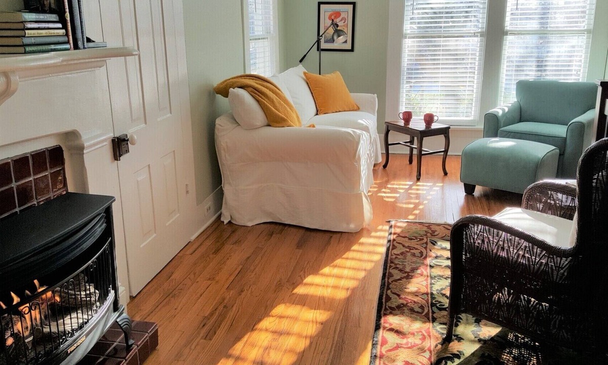 East of Broadway Cabin | Luxurious Cottage that Accommodates Up to Six