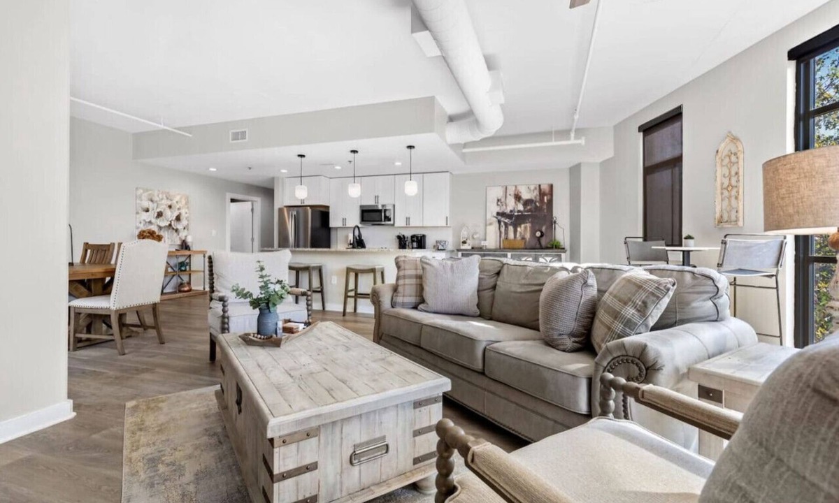 Rolling Mill Hill Condo | Luxurious Downtown-2 bed 2 bath Corner 2M