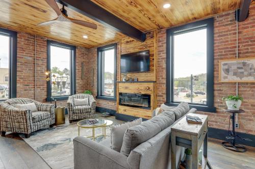 Murphy Apartment | Luxurious Downtown Murphy Vacation Rental Loft!