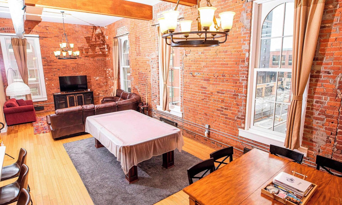 Wholesale District Condo | Luxurious Downtown Condo by Georgia St