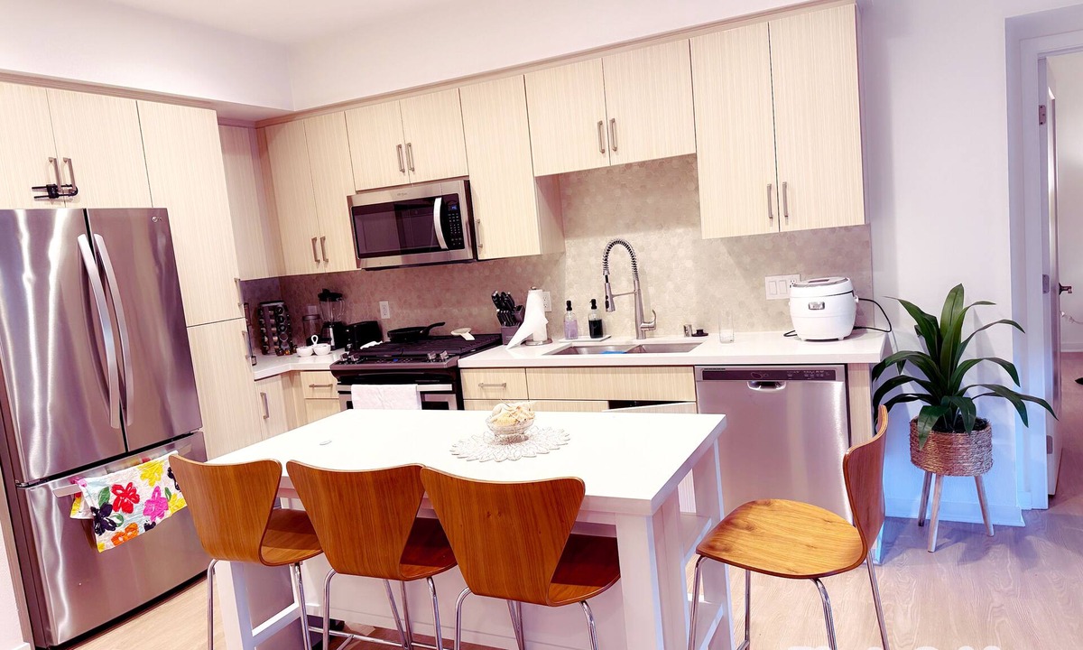 Airport Area Apartment | Luxurious enchanted accommodation with sunny views