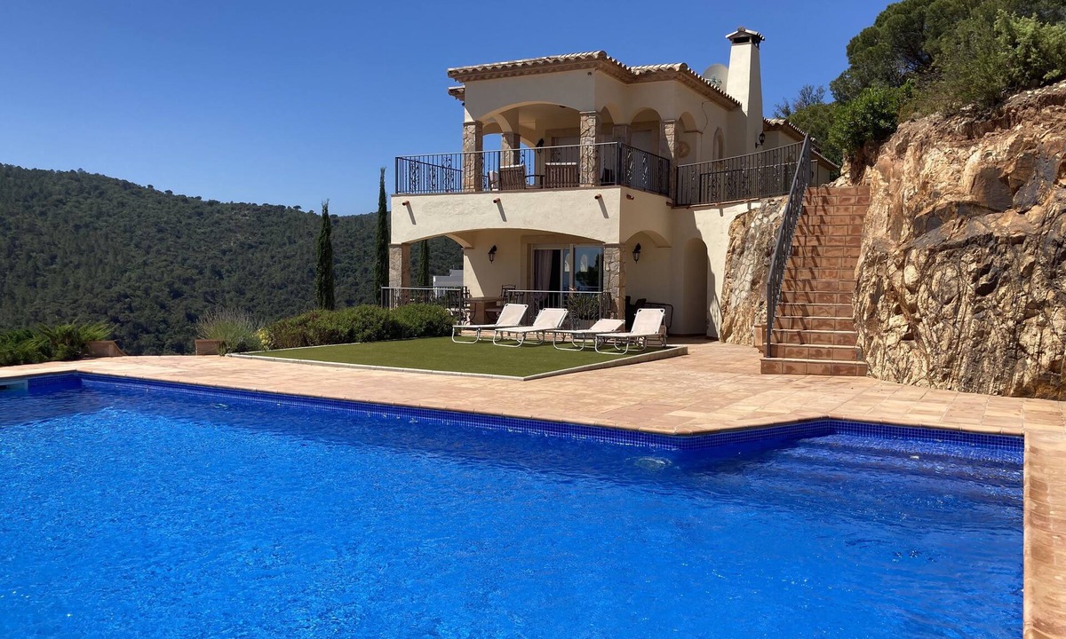 Sant Feliu de Guixols Villa | Luxurious villa with Spectaculair sea and bay view sleeps 8