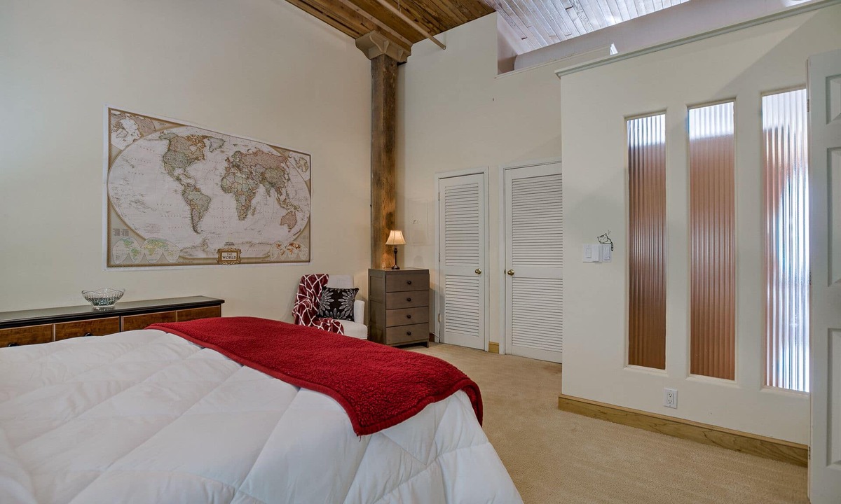 Old Market Condo | Luxurious Getaway! FREE PARKING!