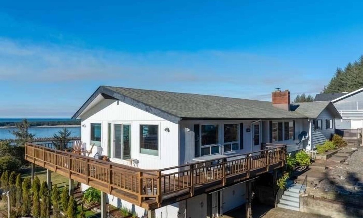 Winchester Bay House | Luxurious Hilltop Home with Direct Dune Access