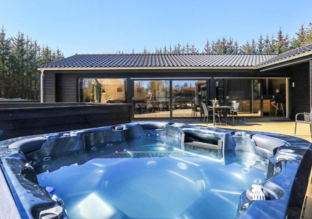 Aalbaek House | Luxurious Holiday Home in lb k with Whirlpool