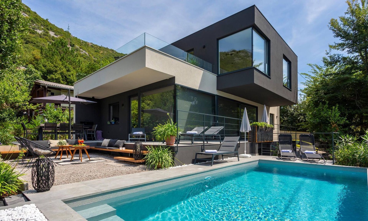 Bakarac House | Luxurious home in Bakarac with private swimming pool, can be inside or outside