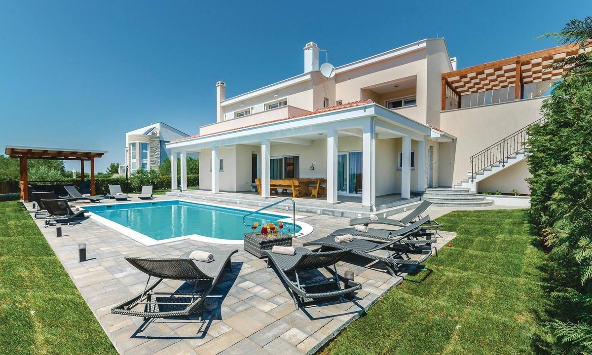 Debeljak House | Luxurious home in Debeljak with sauna