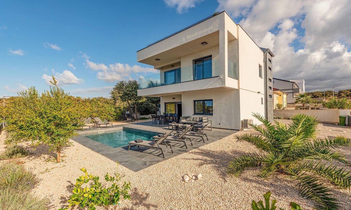 Kolan House | Luxurious home in Mandre