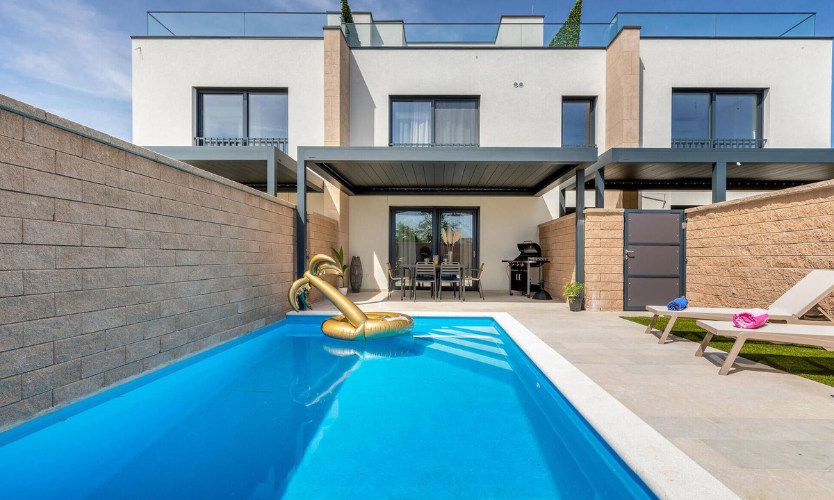 Peroj House | Luxurious home in Peroj with sauna