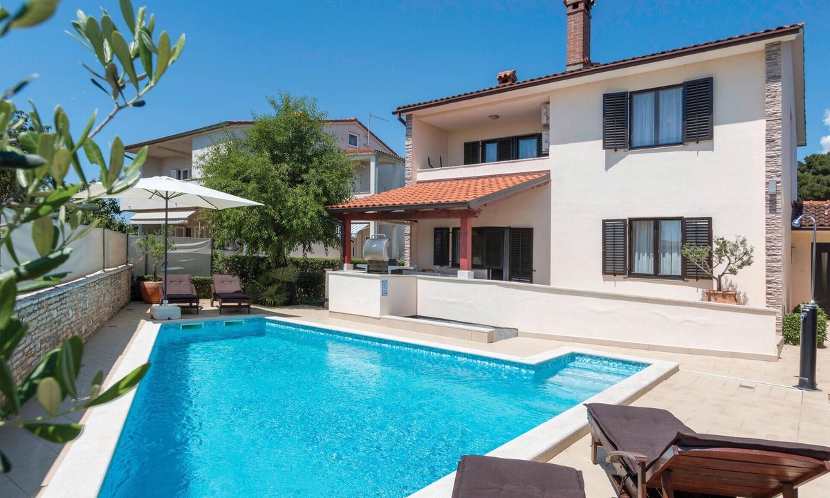 Valdebek House | Luxurious home in Pula with private swimming pool, can be inside or outside