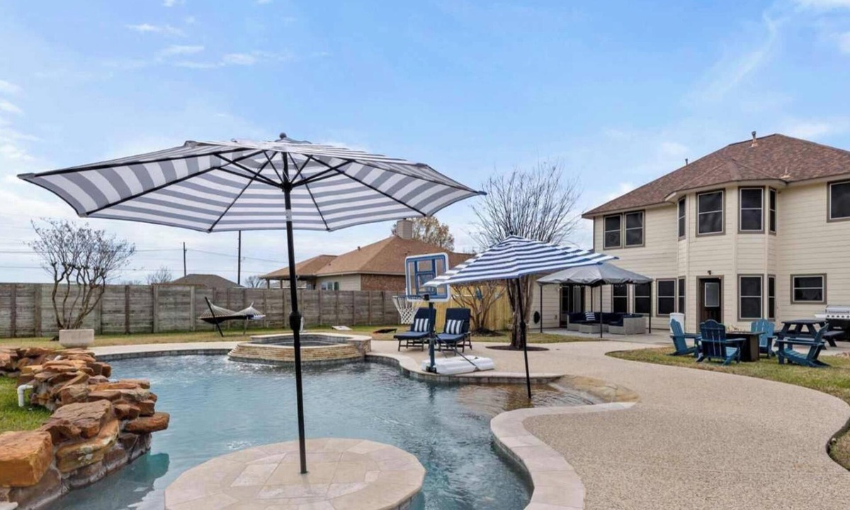 Willis House | Luxurious Home with Great Pool Area