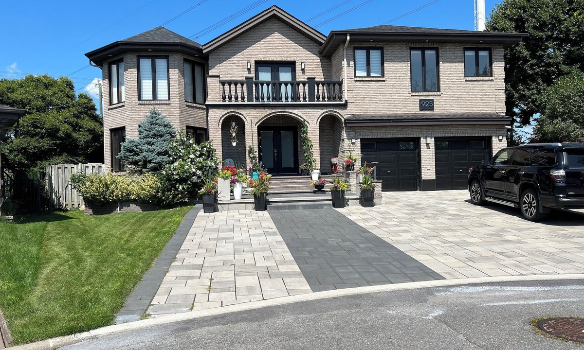 Brossard House | Luxurious home with indoor pool and spa