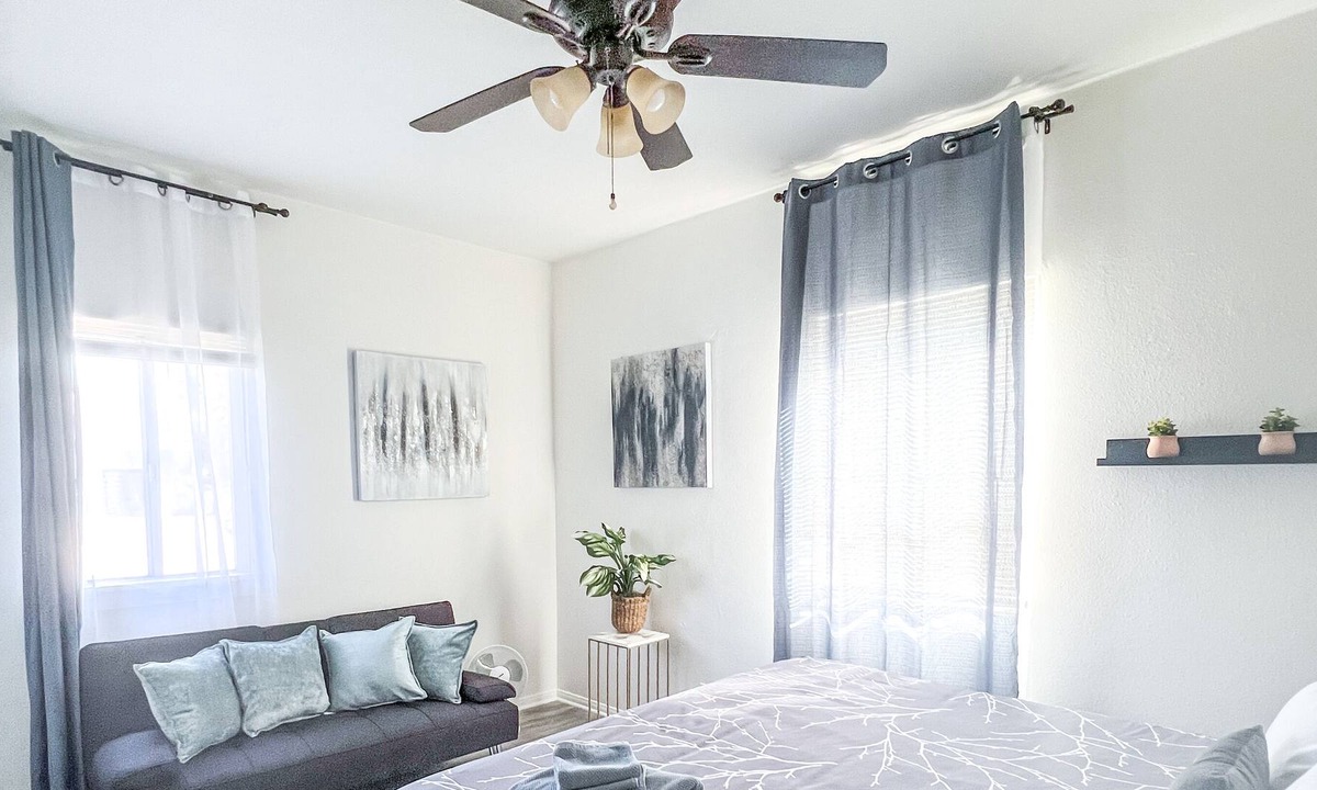 Willmore House | Luxurious Home ★ with AC - Downtown LB & beach!
