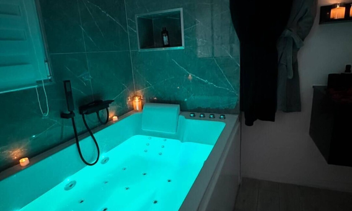 Clermont House | Luxurious house and balneotherapy relaxation area